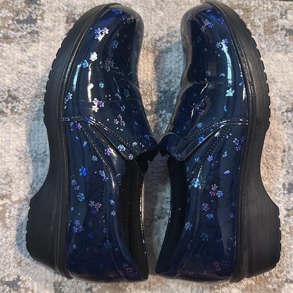 Easy Works by Easy Street Blue Floral Print Tiffany Clogs - Picture 6 of 6